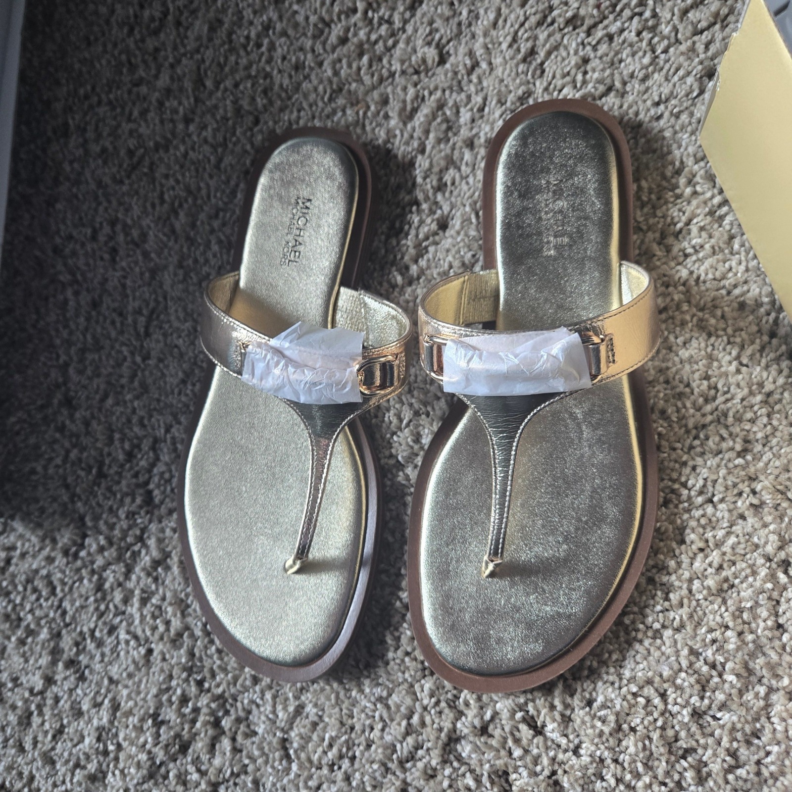 Michael Kors Carson Flat Thong Women 8m Pale Gold New Metallic Leather Sandals